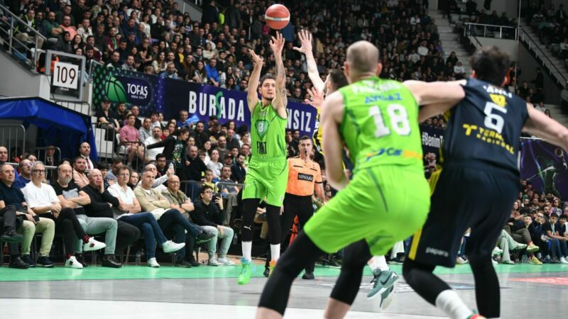 TOFAŞ, evinde Fenerbahçe’ye mağlup Türkiye Basketbol Süper Ligi'ndeki Bursa temsilcilerinden TOFAŞ, 25. hafta