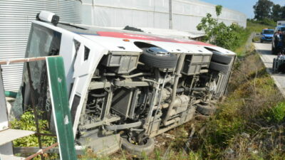 Tur midibüsü devrildi: 19 yaralı