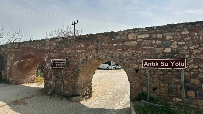 Bursa’ya gelen turistler öyle bir şey buldu ki herkes şaştı kaldı Bursa’nın İznik ilçesinde Roma Dönemi’nden kalan Antik Su Yolu’nu ziyaret