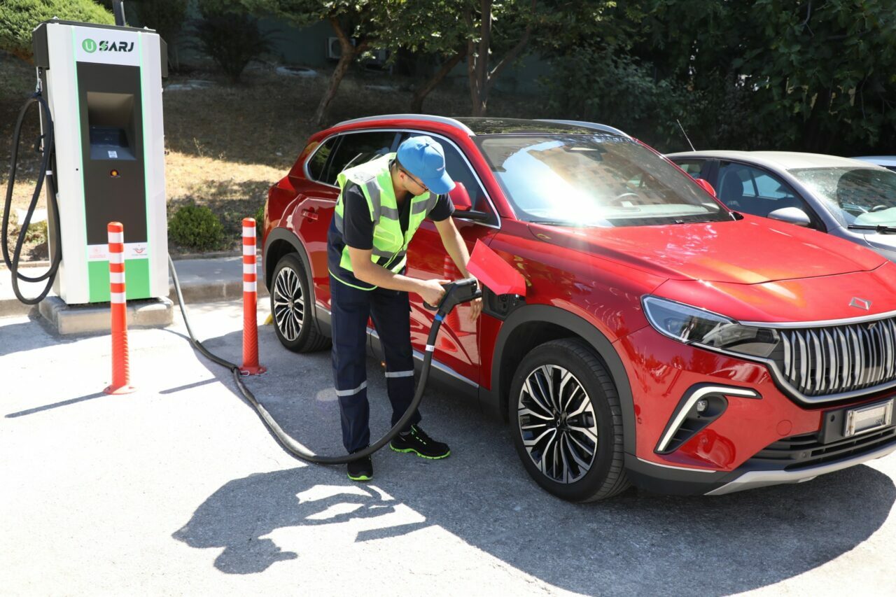Türkiye’de elektrikli araç şarj istasyonu sayısı 11 bini aştı