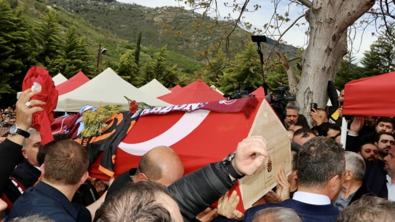 Volkan Konak son yolculuğuna uğurlandı Kuzey Kıbrıs Türk Cumhuriyeti'nin İskele kentindeki konserde sahnede fenalaşan ve