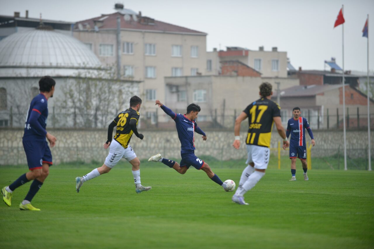 3. Lig’deki Bursa ekibi uzatmada gelen golle 2 puanı bıraktı! 3. Lig’deki Bursa ekibi uzatmada gelen golle 2 puanı bıraktı!