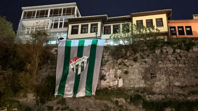 Bursa’da tarihi surlarda dev Bursaspor bayrağı!