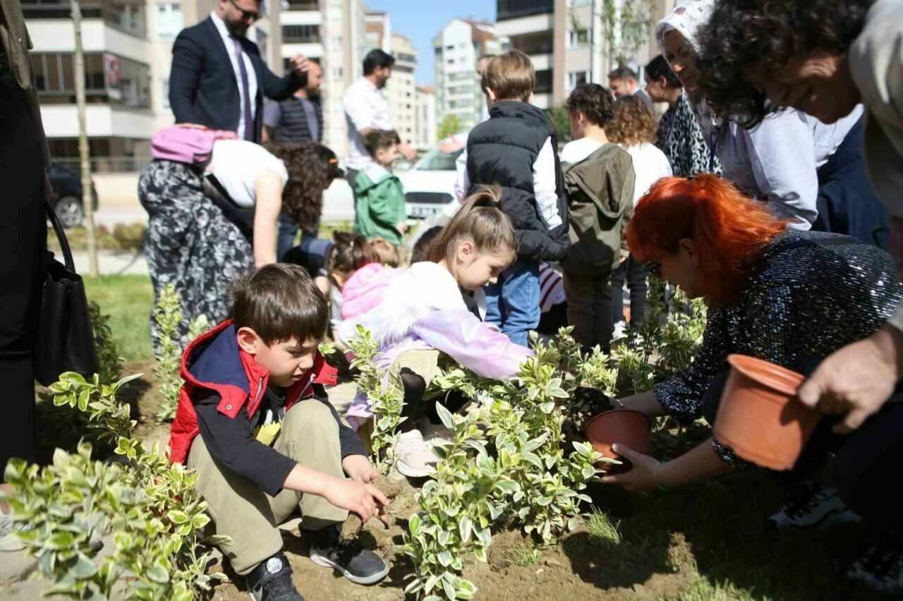 Bursa’daki yeni parkın bitkilerini minikler dikti