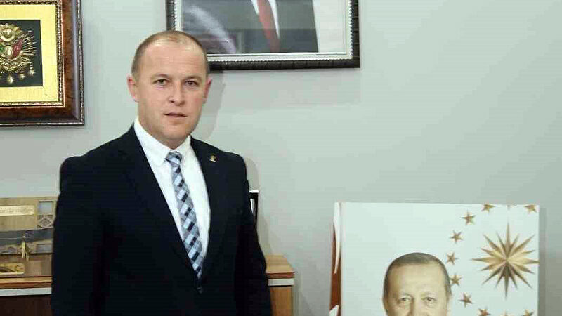 Bursa’daki o spor salonunun parkeleri yenileniyor AK Parti Yenişehir İlçe Başkanı Mehmet İleri, Yenişehir Spor Salonu
