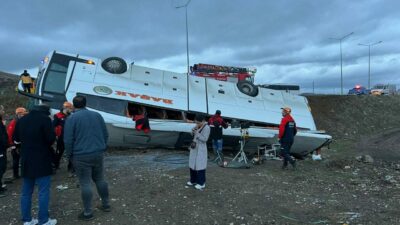 Yolcu otobüsü devrildi: 2 ölü, 23 yaralı