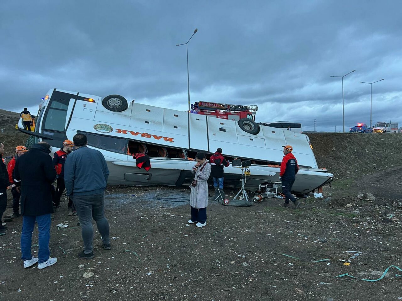 Yolcu otobüsü devrildi: 2 ölü, 23 yaralı