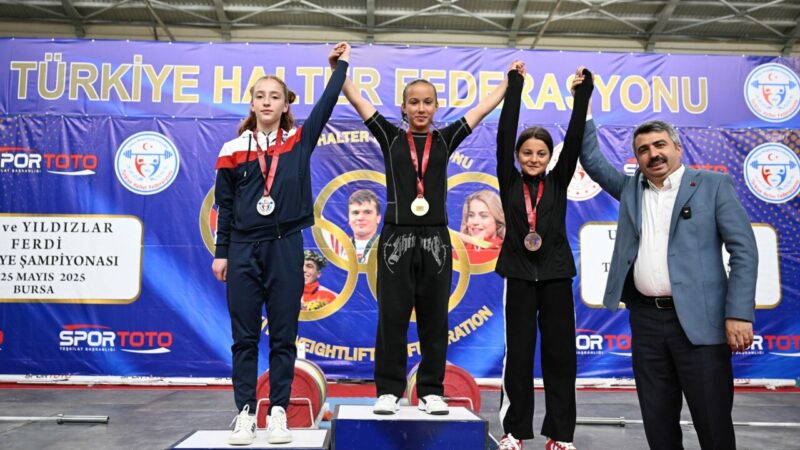 Bursa Naim Süleymanoğlu Spor Kompleksi’nde halter rüzgarı Bursa-U15 ve Yıldızlar Ferdi Türkiye Şampiyonası'na ev sahipliği yapıyor. Naim