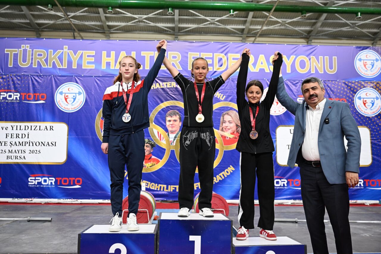 Bursa Naim Süleymanoğlu Spor Kompleksi’nde halter rüzgarı