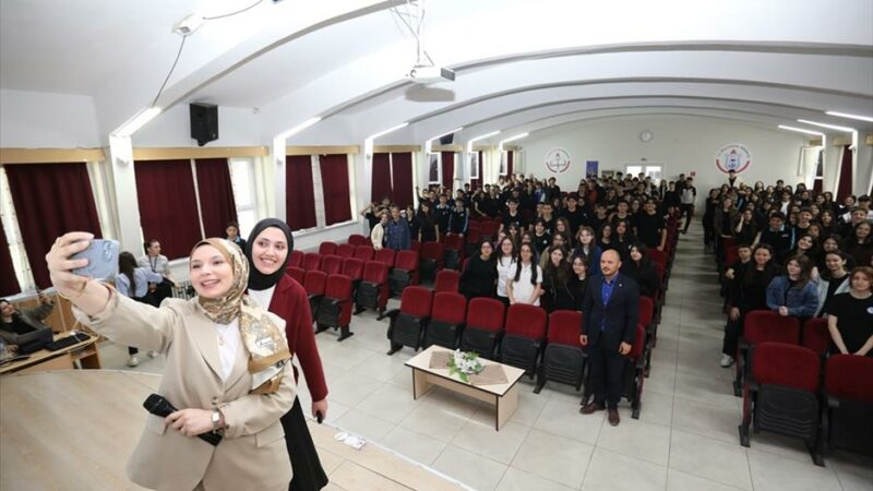 İnegöl’deki öğrencilere ‘Dijital Güvenlik’ semineri İnegöl Belediyesi’nin organizasyonuyla Uşak Üniversitesi İletişim Fakültesi Yeni Medya ve