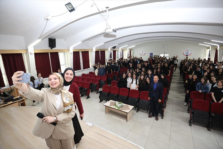 İnegöl’deki öğrencilere ‘Dijital Güvenlik’ semineri İnegöl’deki öğrencilere ‘Dijital Güvenlik’ semineri