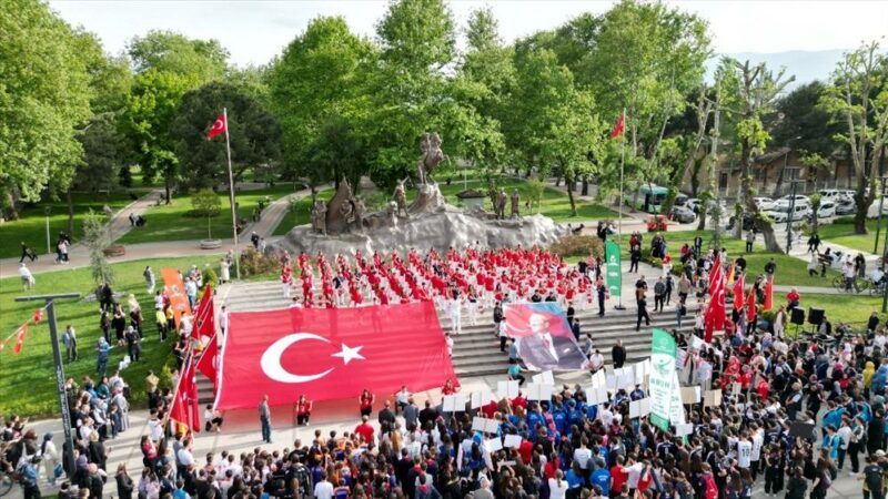 İnegöl’de 19 Mayıs coşkusu sokaklara taştı Gazi Mustafa Kemal Atatürk’ün Samsun’a çıkarak kurtuluş mücadelesini başlattığı 19
