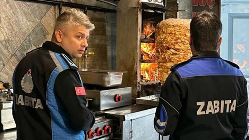 Bursa’nın bu ilçesinde döner salonlarına sıkı denetim! İnegöl Belediyesi Zabıta Müdürlüğü ekipleri, halk sağlığını koruma ve güvenilir