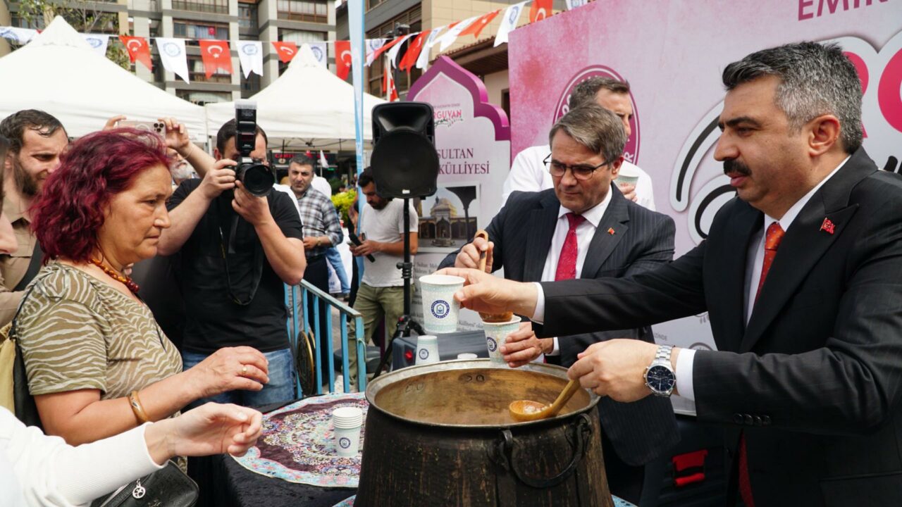 Erguvan Bayramı Bursa Emir Sultan Meydanı’nda kutlandı