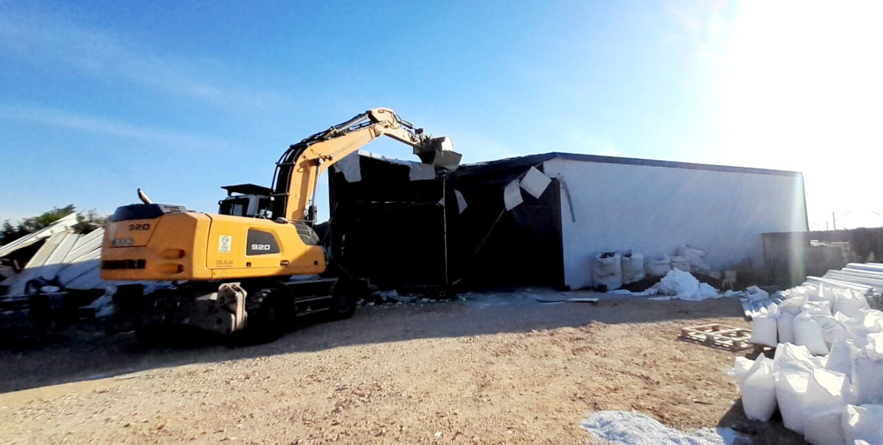 Bursa’daki kaçak depoya yıkım!