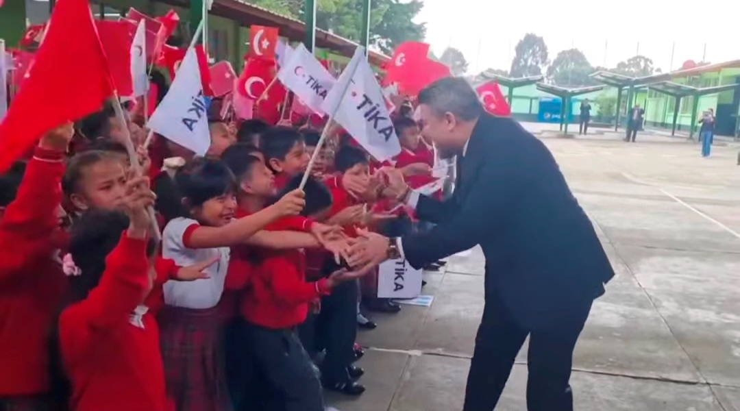 Dünyanın 170 ülkesine Türk bayrağıyla destek