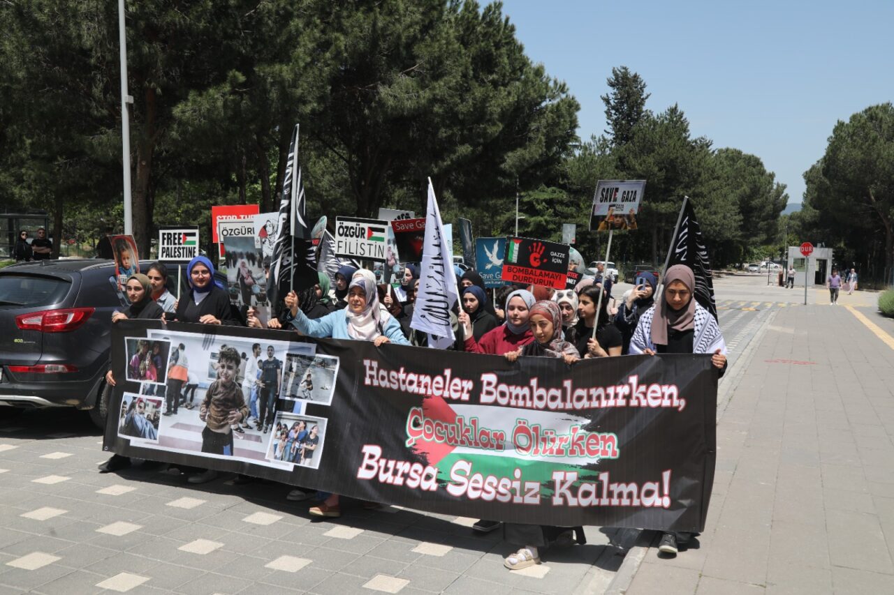 BTÜ’lü öğrencilerden Filistin’e nöbetli destek