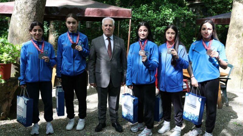 Başkan Bozbey, Bursa’nın gururu sporcularla buluştu Bursa Büyükşehir Belediye Başkanı Mustafa Bozbey, Türkiye Ferdi Boks Şampiyonası’nda