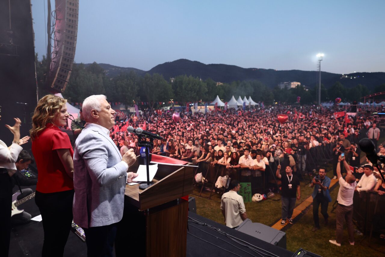 Bursa’da 19 Mayıs coşkusu; Etkinlik alanında 100 bin kişi… Bursa’da 19 Mayıs coşkusu; Etkinlik alanında 100 bin kişi…