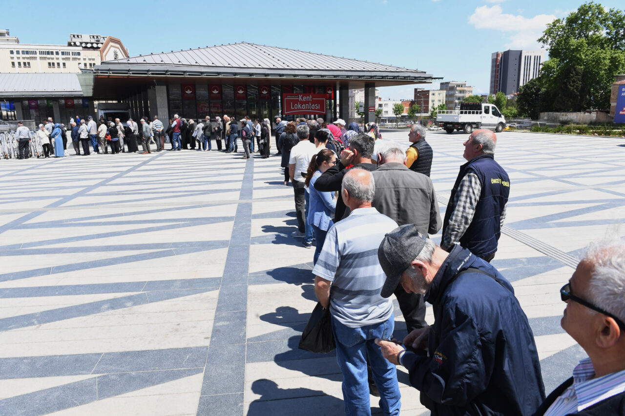 Bursa’nın yeni meydanında kuyruk! Ücretsiz dağıtıldı