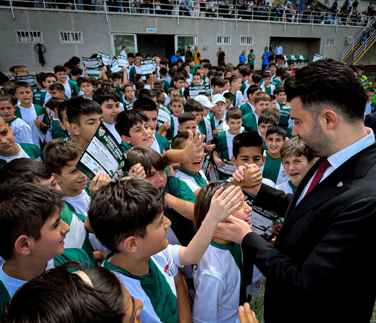 Minik timsahlardan Başkan Enes Çelik’e sevgi seli