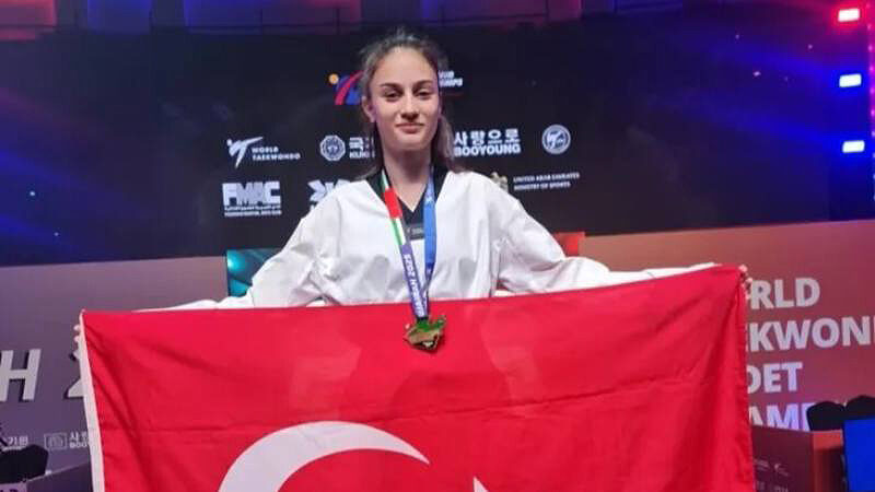 Bursalı milli sporcu dünya şampiyonu oldu Birleşik Arap Emirlikleri'nde düzenlenen Dünya Yıldızlar Tekvando Şampiyonası'nda Türkiye'yi temsil