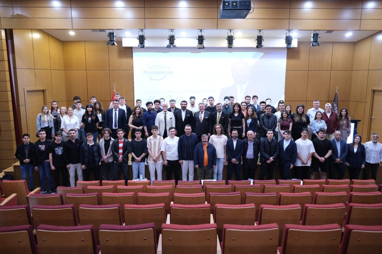 Ünlü tasarımcı Erbakan Malkoç Mudanya Üniversitesi’nde tecrübelerini paylaştı Ünlü tasarımcı Erbakan Malkoç Mudanya Üniversitesi’nde tecrübelerini paylaştı