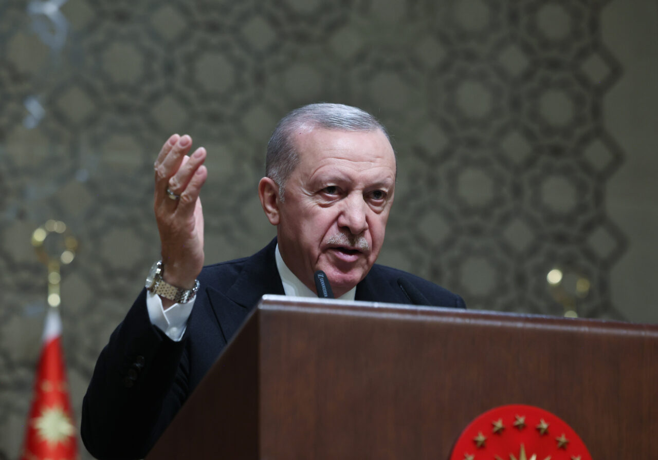 Erdoğan: Görevi kötüye kullananların gözünün yaşına bakmayız