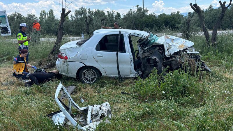 Bursa’da otomobil zeytinliğe devrildi Bursa'nın Orhangazi ilçesinde zeytinliğe devrilen otomobildeki 3 kişi yaralandı.