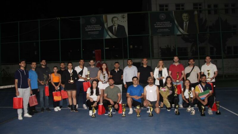 Bursalı İl Müdürü Fedai Din, Cizre’de bir ilki gerçekleştirdi Şırnak Cizre’de ilk kez düzenlenen geleneksel kort tenis turnuvası, heyecan