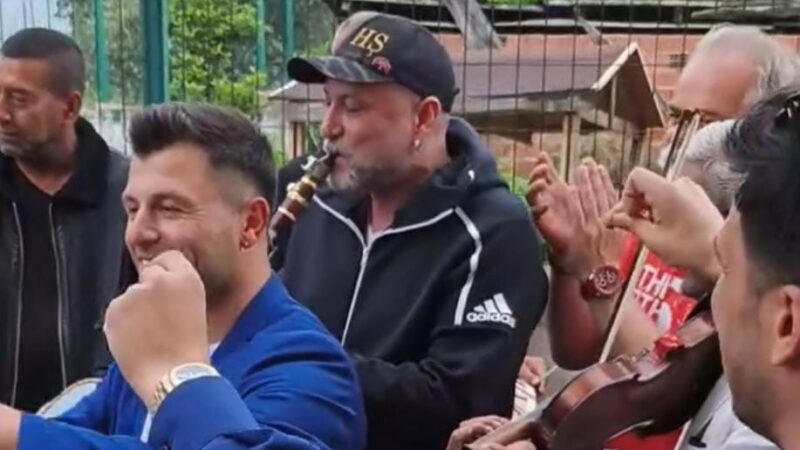 Ünlü sanatçı arkadaşının düğünü için Bursa’ya geldi Ünlü klarnetçi Hüsnü Şenlendirici geldiği Bursa’nın İznik ilçesinde arkadaşının düğününde