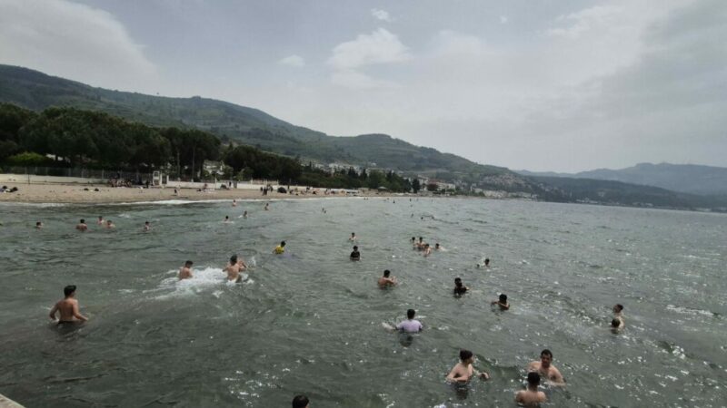 Bursa’da deniz sezonu açıldı! İşte kentten manzaralar… Bursa’da hava sıcaklığının 35 derecenin üzerinde seyretmesi üzerine kimi piknik
