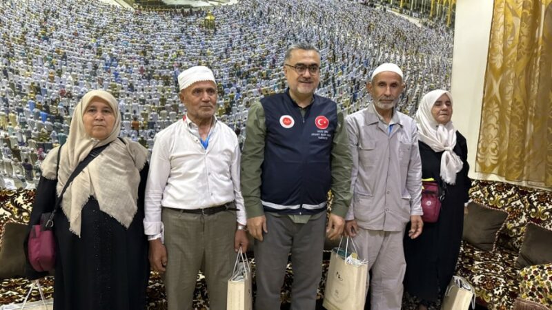 Bursa’daki 25 senelik küskünlük kutsal topraklarda son buldu Osman-Hatice Sevinç çifti ile Yüksel-Kıymet Çiçek çiftleri Mekke-i Mükerreme'de kucaklaşıp