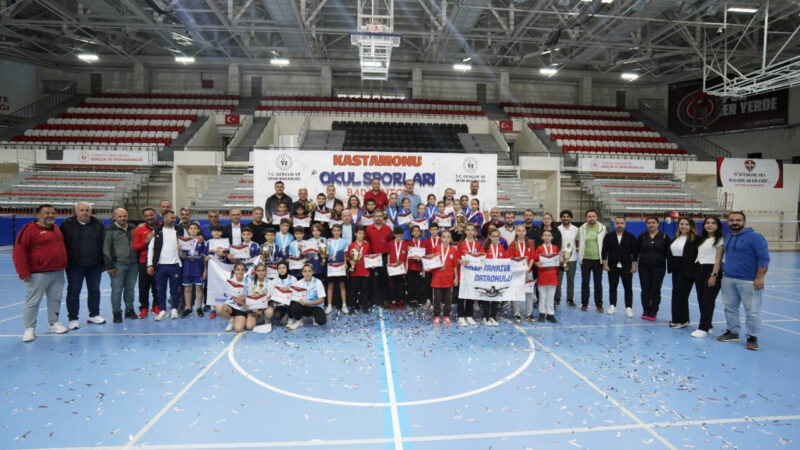 Osmangazili badmintonculardan namağlup şampiyonluk Osmangazi Belediyespor Kulübü sporcularından oluşan Şehit Sinan Acar Ortaokulu Kız