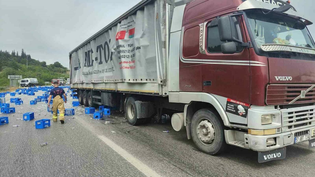 Balıkesir-Bursa yolunda iki TIR çarpıştı Balıkesir-Bursa yolunda iki TIR çarpıştı