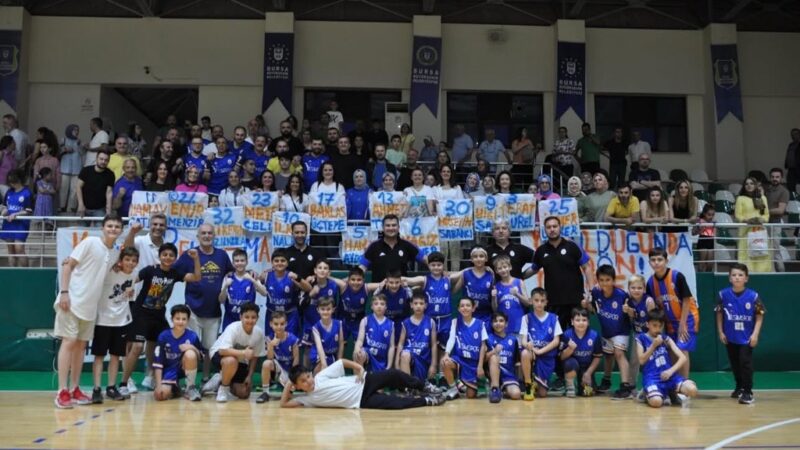 Yeşim Spor U10 Takımı Bursa şampiyonu oldu Grubunu birinci sırada tamamlayan Yeşim Spor, U-10 Erkekler Ligi’nde namağlup