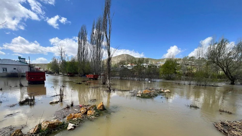 Dere taştı, köy su altında kaldı