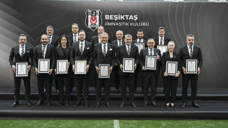 Beşiktaş Kulübünde yeniden başkanlığa seçilen Serdal Adalı ve yönetim kurulu,
