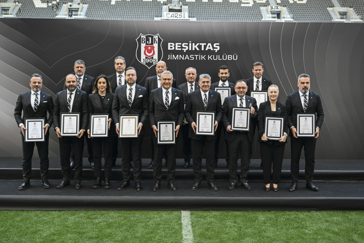 Beşiktaş’ta Serdal Adalı ve yönetimi mazbatalarını aldı