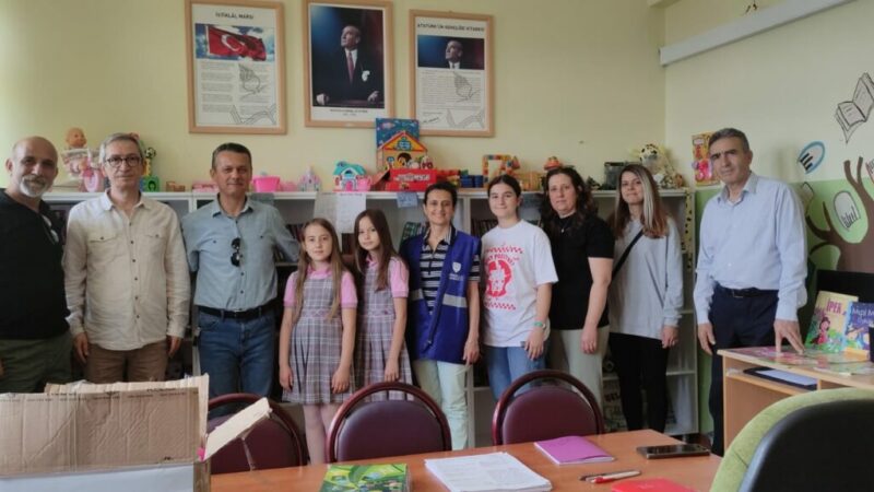 Bursa’dan Biga’ya uzanan örnek dayanışma; Oyuncaklar paylaşıldı, gönüller birleşti Çanakkale’nin Biga ilçesinde tüketim yerine paylaşımı esas alan anlamlı bir
