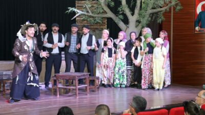 Bursa’da “Komşu Köyün Delisi” izleyiciyle buluştu