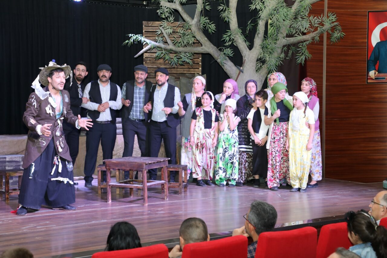 Bursa’da “Komşu Köyün Delisi” izleyiciyle buluştu