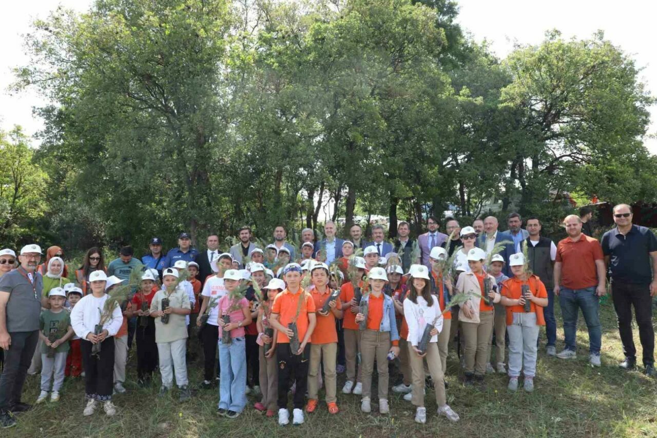 Bursa İnegöl’de fidanlar toprakla buluştu