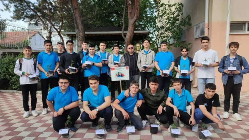 Bursa'da lise öğrencileri Anneler Günü dolayısıyla şehit ailelerini ziyaret etti.