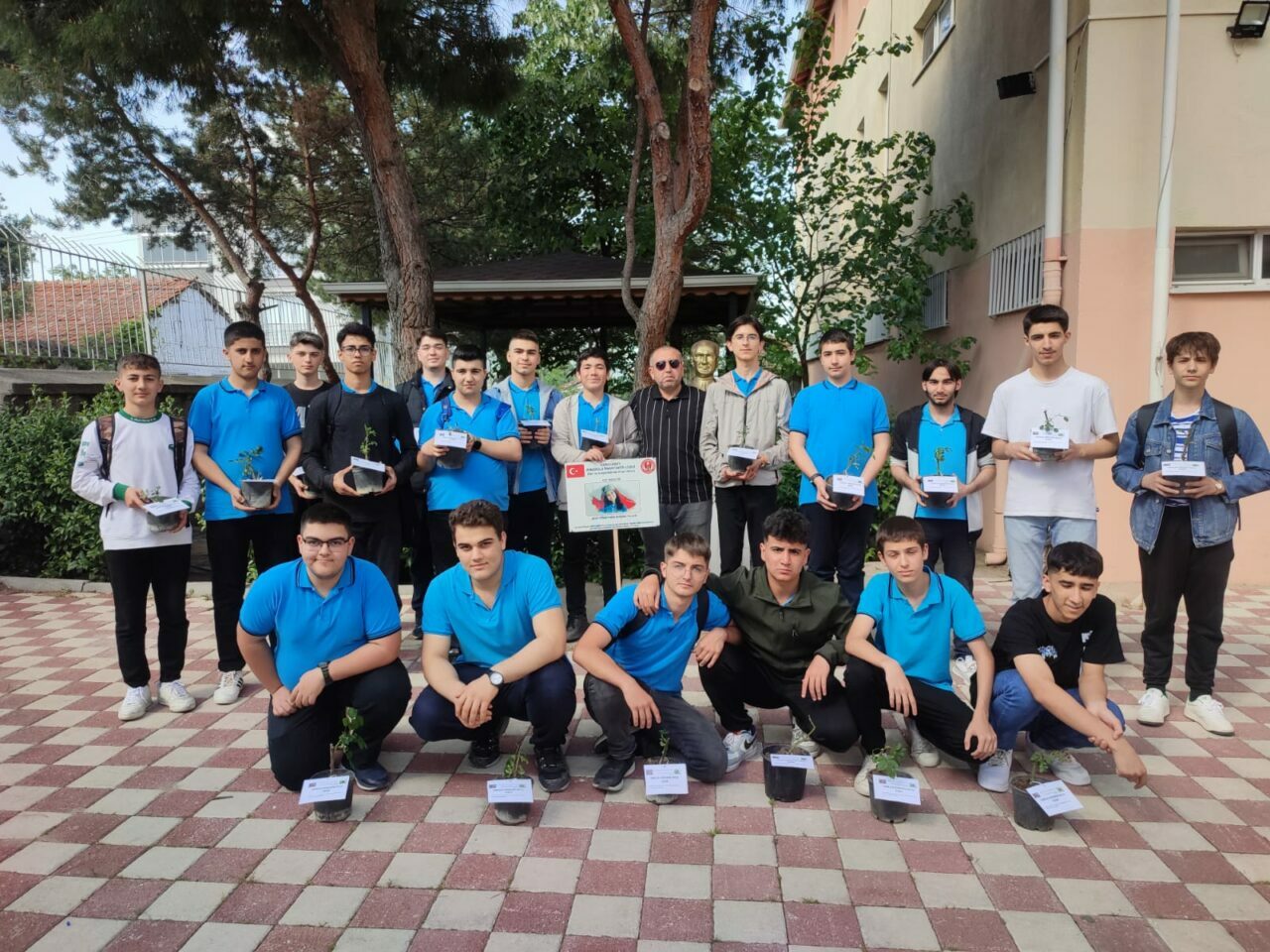 Bursa Karacabey’de lise öğrencilerinden şehit annelerine ziyaret