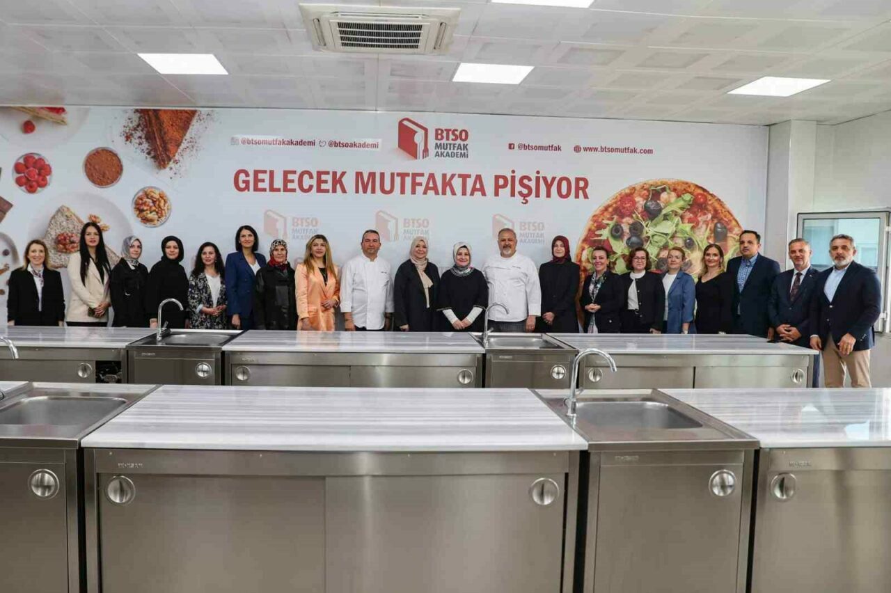 Bursa protokolü, eşleriyle birlikte mutafağa girdi