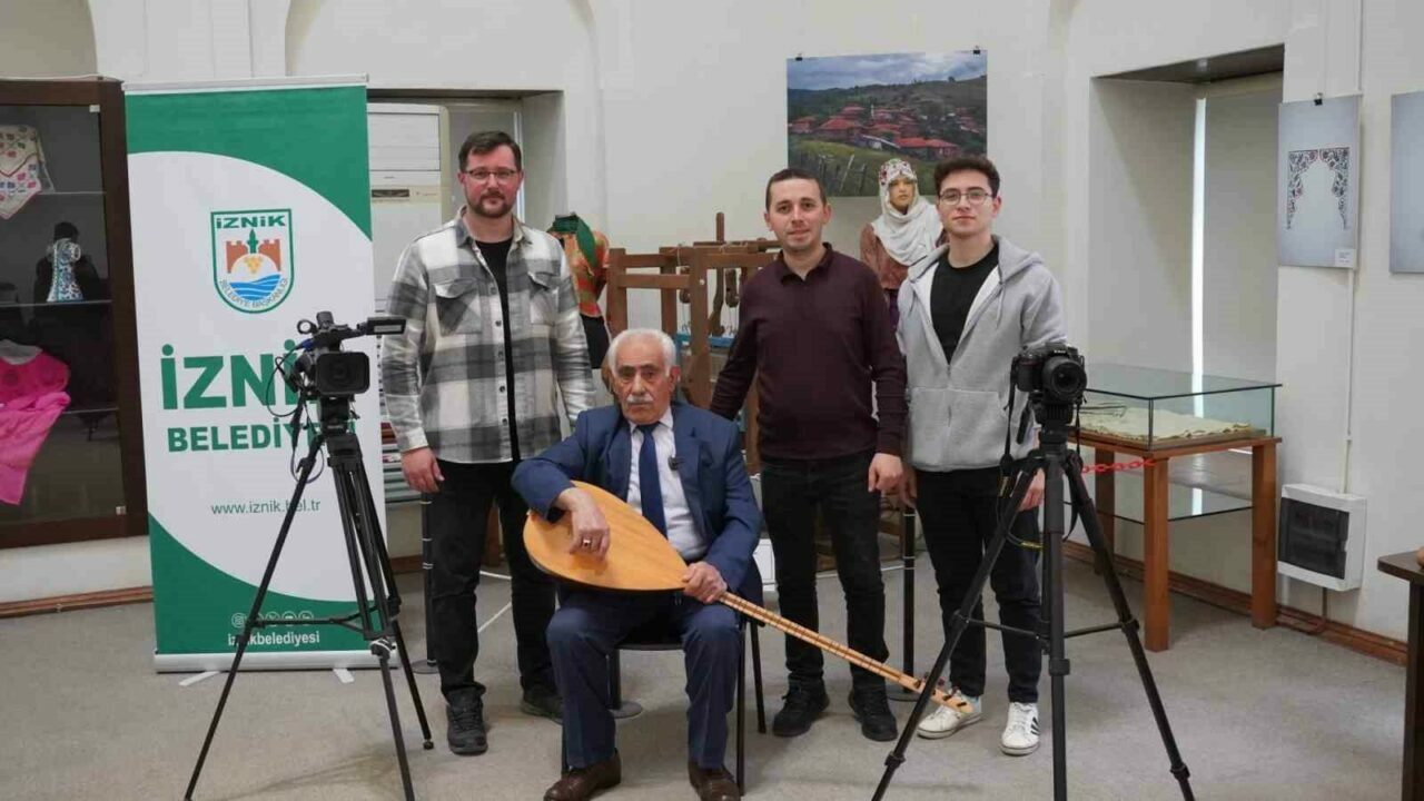 Bursa’da 65 yıldır sazı ve kalemi elinde