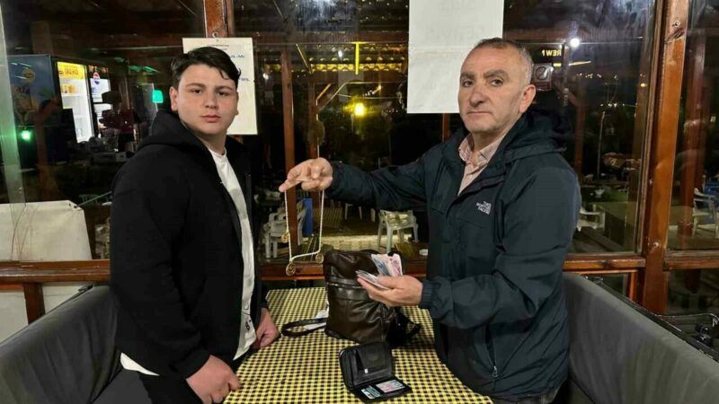 Bursa’da altın dolu çantayı sahibine teslim etti Çay bahçesi işletmecisi Bekir Uslu " İçi para ve altın