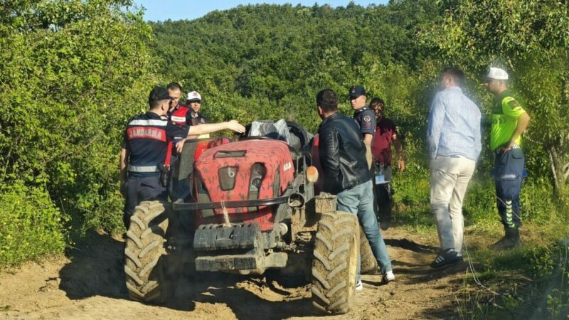 Bursa'nın İnegöl ilçesinde babasının kullandığı traktörün altında kalan çocuk kaldırıldığı