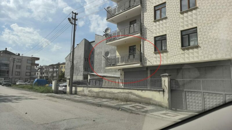 Bursa’da balkondan düşen çocuk yaralandı Bursa'nın İnegöl ilçesinde 3 katlı apartmanın 1'inci katındaki balkondan beton
